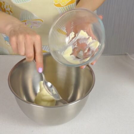 Готовим крем для начинки капкейков. 
150 г размягченного сливочного масла перекладываем в миску.