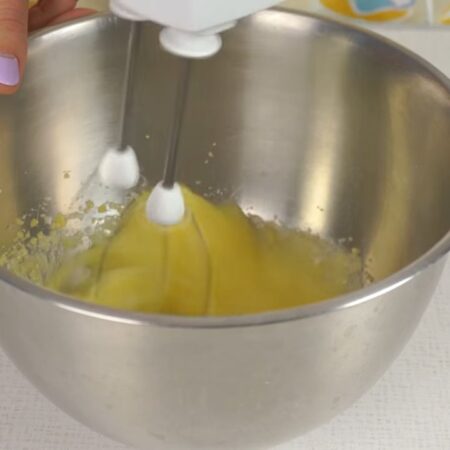 В отдельную миску разбиваем 2 яйца. Добавляем к ним 3/4 стакана сахара, щепотку соли и ванильный сахар.