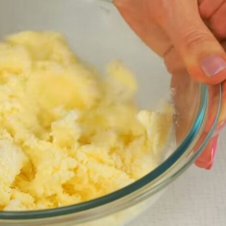 Масло с сахаром перетираем ложкой.