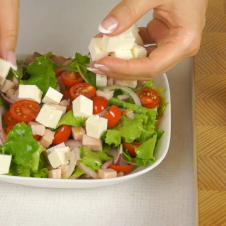Кубики сыра выкладываем сверху на салат. Перемешивать салат с брынзой не стоит, чтобы она не потеряла внешний вид.