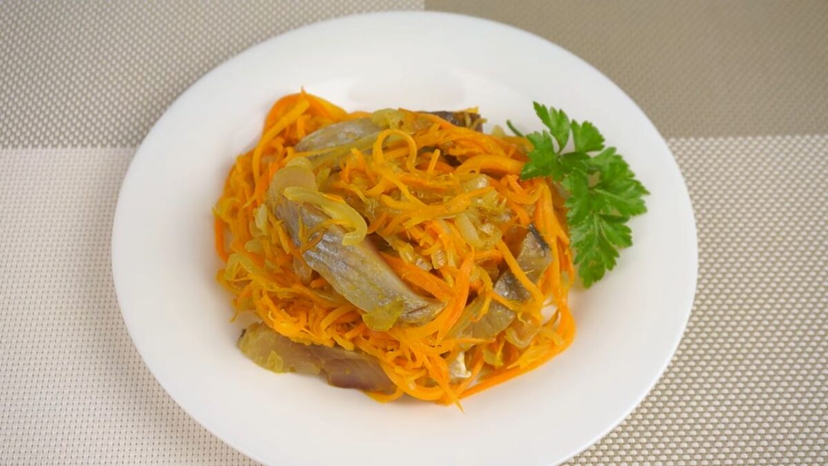Салат с селедкой получился очень вкусный и сытный. В нем гармонично сочетается сладковатый вкус моркови и лука с солеными кусочками сельди. 