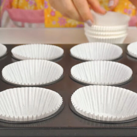 В форму для выпечки кексов ставим бумажные стаканчики. 