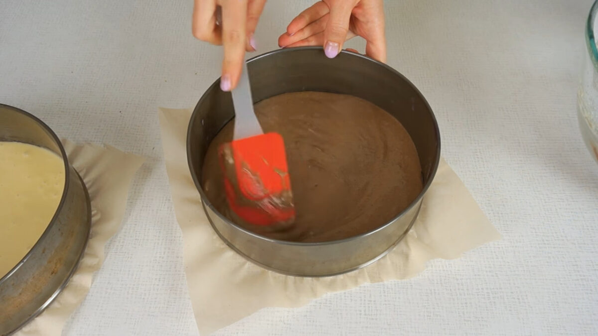 Шоколадное тесто также выкладываем в форму для выпечки и равномерно его распределяем.