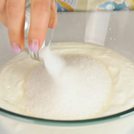 Коржи испеклись и остыли, готовим сметанный крем. В миску выливаем 800 мл сметаны жирностью не менее 20 %, добавляем 220 г сахара и 10 г ванильного сахара. 