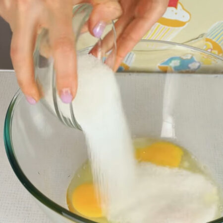 В миску разбиваем 3 яйца и добавляем 150 г сахара.