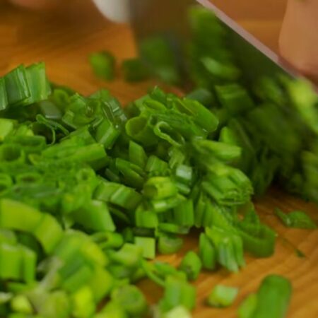 Мелко режем пучок зеленого лука и добавляем в миску к остальным ингредиентам. 