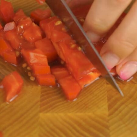 Два-три помидора, в зависимости от размера, тоже режем кубиками.
