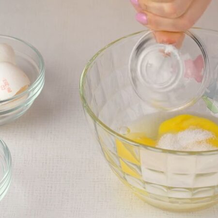 В отдельную миску разбиваем яйца, добавляем сахар и соль. 