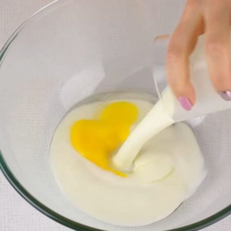 Приготовим тесто. 
В миску разбиваем яйцо и добавляем 250 мл кефира.