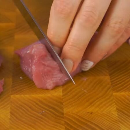 Мясо режем на куски размером 3-4 см, маленькими кусками резать не стоит, так как мясо получиться сухим.