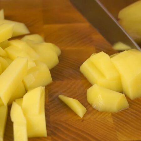 Теперь подготовим картошку. Очищенный картофель нарезаем соломкой. Порезанный картошку перекладываем в миску.