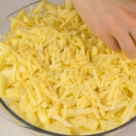  Тертым сыром посыпаем сверху картошку.