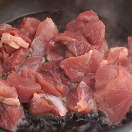 Порезанное мясо кладем на раскаленную сковороду с подсолнечным маслом. Мясо жарим на большом огне до золотистой корочки.
