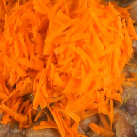 Добавляем тертую морковь. Все жарим до мягкости морковки.