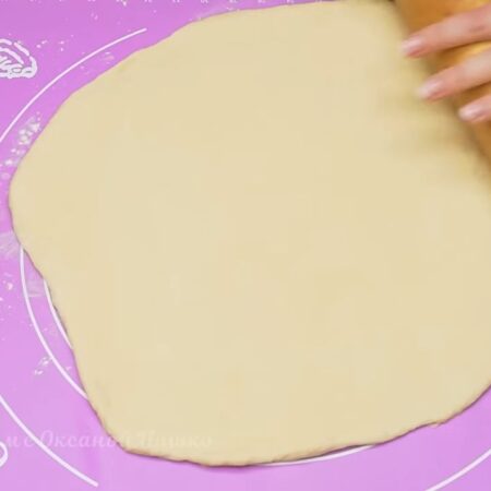 Раскатываем тесто толщиной примерно 1 см, тонко тесто раскатывать не нужно. 