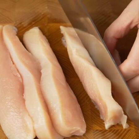 Каждое филе разрезаем вдоль на 4-5 длинных полоски.
Полоски филе кладем в миску.