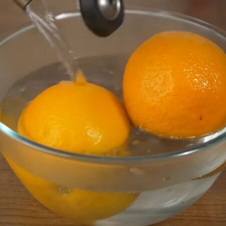 Два апельсина среднего размера моем и обдаем кипятком. 