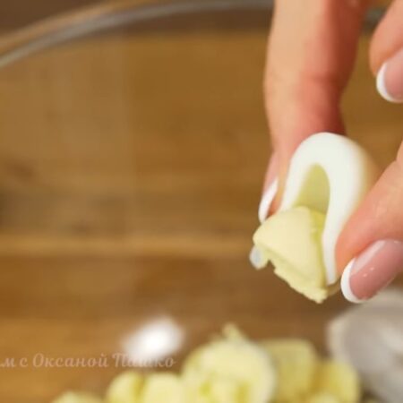Берем 15 вареных перепелиных яиц и аккуратно разрезаем пополам.
Из половинок яиц вынимаем желтки в отдельную миску. Стараемся это делать аккуратно, чтобы не повредить белок.