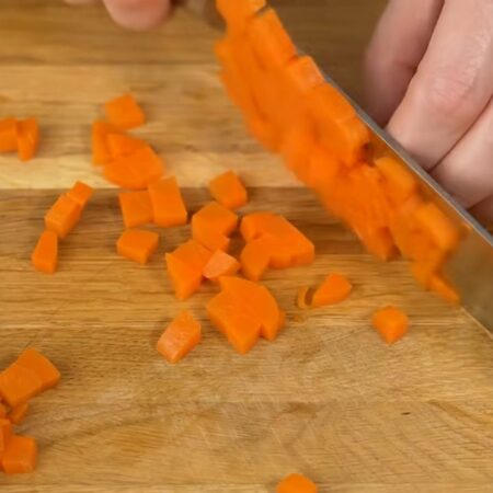 Сначала подготовим все ингредиенты.
Два вареных морковки среднего размера нарезаем небольшими кубиками.