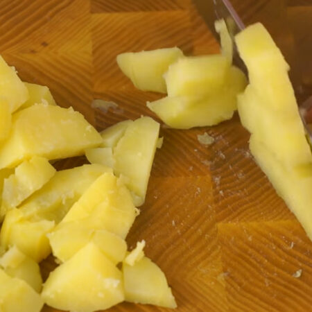 Две средних отварных картофелины нарезаем небольшими кубиками. 