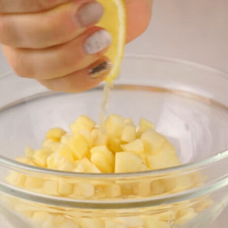 На порезанные яблоки выдавливаем 1-2  столовые ложки лимонного сока и перемешиваем. Это делается для того, чтобы яблоки не потемнели.