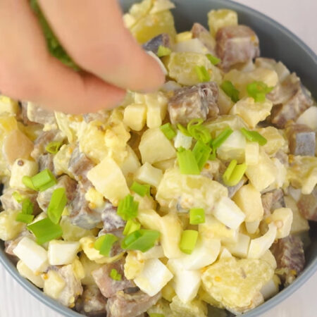 Сверху салат посыпаем мелко нарезанным зеленым луком. 