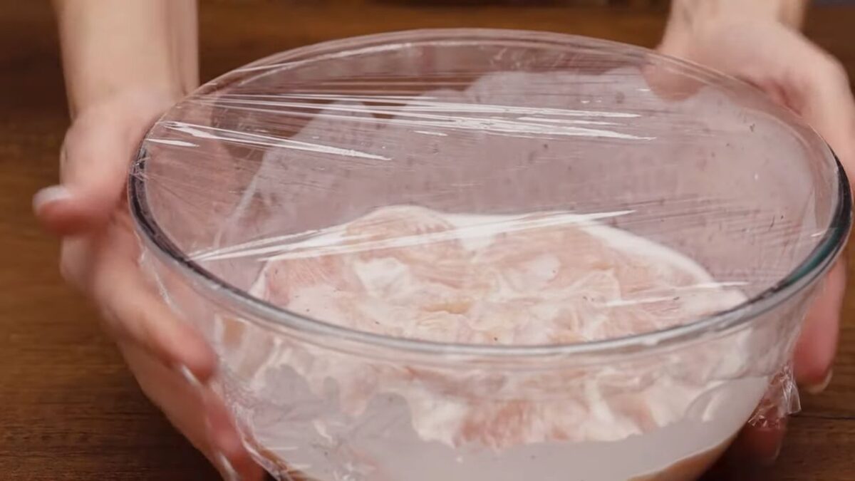 Миску накрываем пищевой пленкой и оставляем мариноваться на столе примерно на 1-2 часа. Также можно замариновать мясо, поставив его в холодильник на ночь.