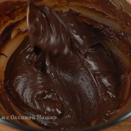 Ждем 1-2 минуты чтобы шоколад немного прогрелся и перемешиваем. Если шоколад полностью не растопился, то его можно совсем немного подогреть в микроволновке буквально 5-10 секунд. Или на водяной бане постоянно перемешивая. Будьте внимательны не перегрейте шоколад, иначе он может свернуться. Готовую шоколадную массу оставляем остывать, она должна остыть до комнатной температуры и загустеть.