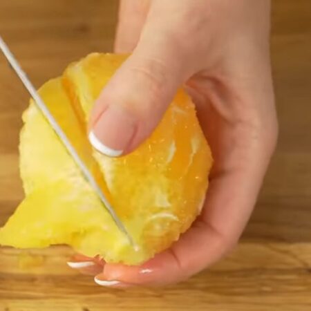 Ножом вырезаем дольки апельсина без пленок.