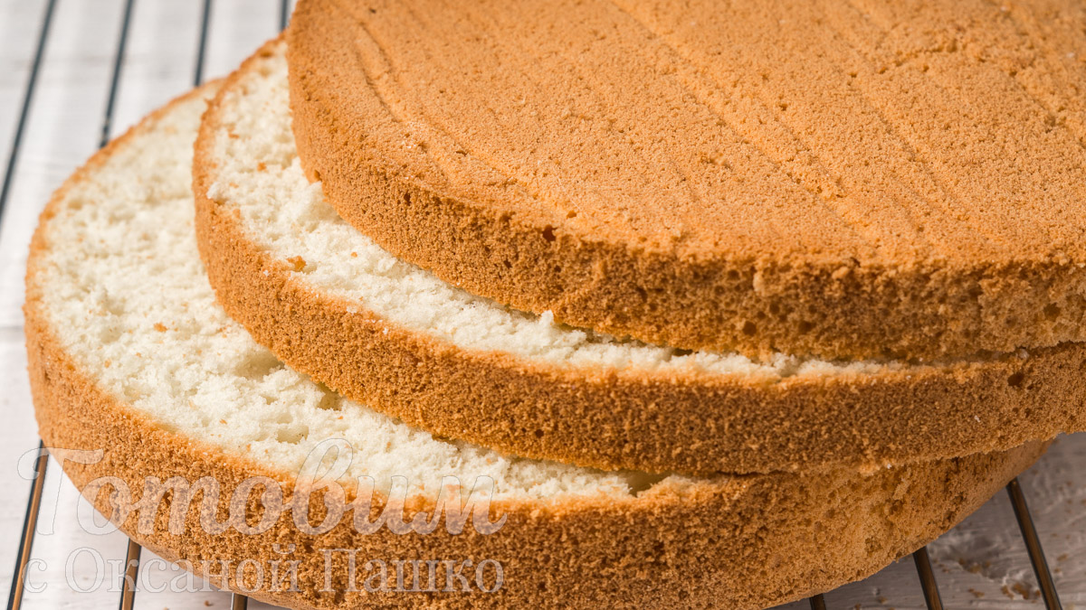 Чтобы приготовить идеальный бисквит для торта, нужны: