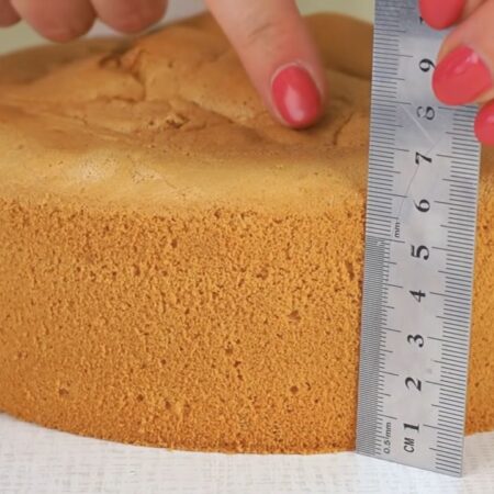 Высота готового бисквита получилась 6 см. Это позволяет разрезать бисквит на 3 одинаковых коржа. 