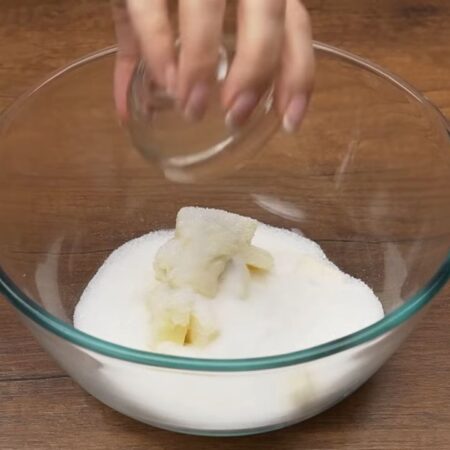 В отдельную миску кладем 120 г мягкого, но не растопленного сливочного масла, насыпаем 150 г сахара и 0,5 ч.л. соли. 