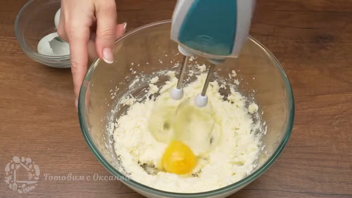 В масляную смесь добавляем 2 яйца по одному, после каждого взбивая миксером.