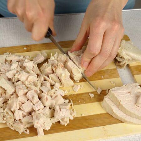 Сначала подготовим все ингредиенты. 
300 г отварного куриного филе нарезаем кубиками.