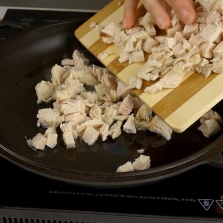На раскаленную сковороду с небольшим количеством растительного масла выкладываем нарезанное куриное мясо. 