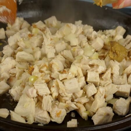 В конце добавляем в сковороду 1 ч. л. горчицы. Все аккуратно перемешиваем, снимаем сковороду с огня и даем остыть. 