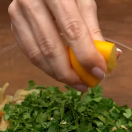 Салат заправляем примерно 1 ст.л. лимонного сока. 