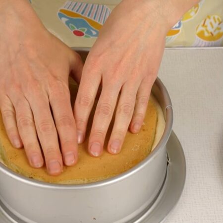 Сверху кладем второй подготовленный бисквит и аккуратно руками утапливаем его в суфле так, чтобы суфле выступило по бокам бисквита. 