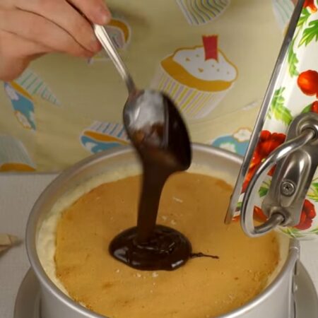 Растопленную темную шоколадную глазурь выливаем сверху на застывший торт 