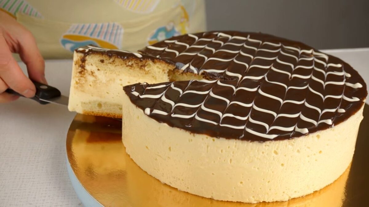 Вот такой красивый торт "Птичье молоко" получается. У него все бока ровные суфлейные, а бисквитные коржи спрятаны внутри. 
По вкусу торт получается очень вкусным, легким и воздушным. Очень рекомендую его приготовить. 