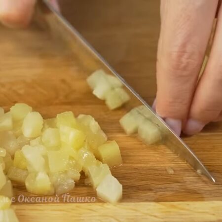 Консервированные ананасы нарезаем небольшими кусочками. Я взяла уже нарезанные ананасы, но кусочки слишком большие, поэтому я их режу на более мелкие кубики.