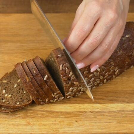 Берем хлеб и нарезаем ломтиками. Я использую ржаной хлеб с семечками. Можно брать любой хлеб или батон.