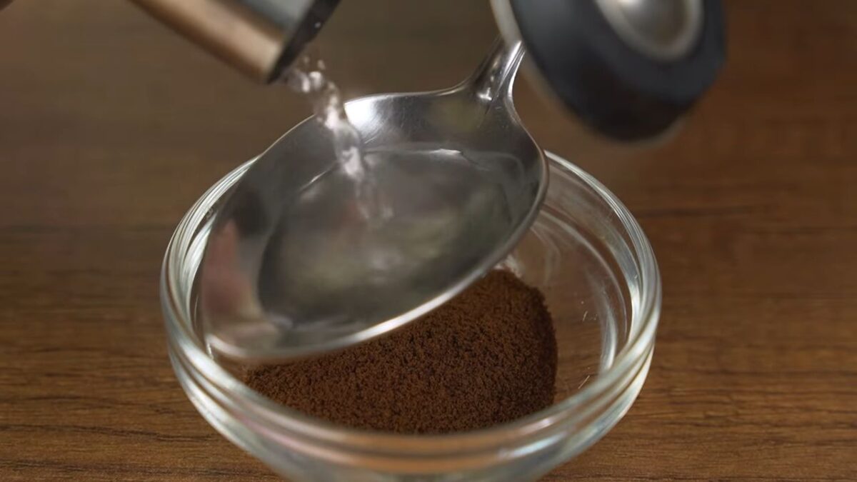 В мисочку с 1 ст.л. растворимого кофе наливаем 1 ст. л. кипятка и перемешиваем.