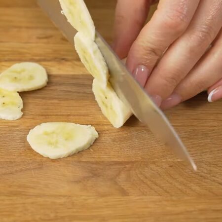 Для украшения режем банан нарезаем тонкими пластинками.