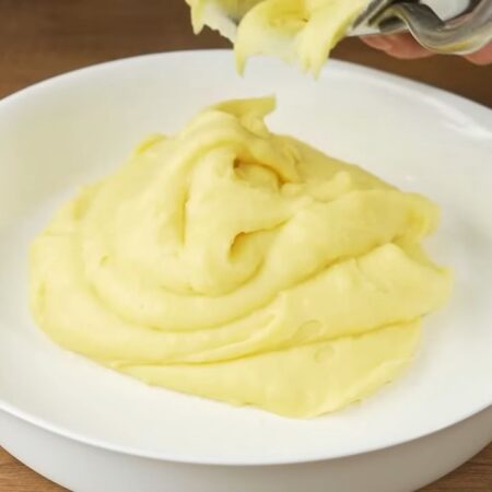 В подготовленную форму выкладываем картофельное тесто. 