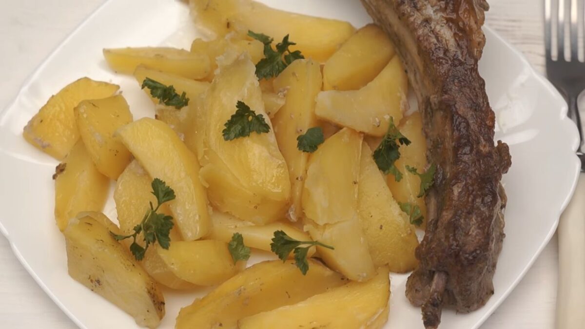 Запеченная картошка с ребрышками получилась ароматной, вкусной и сытной. Это отличный вариант сытного ужина для всей семьи.