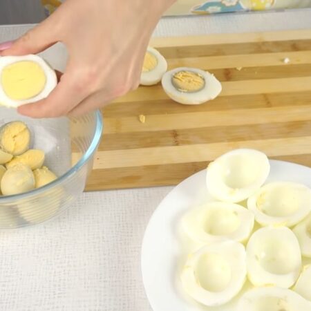Теперь подготовим яйца. Каждое яйцо разрезаем вдоль на 2 части и вынимаем желтки. 