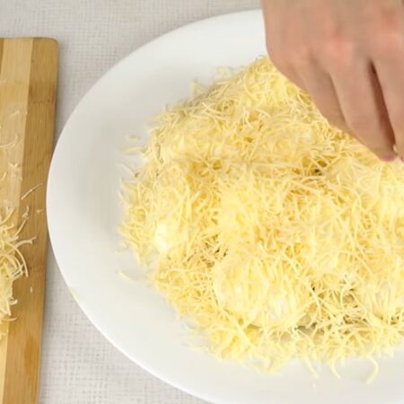 Сверху весь салат равномерно посыпаем тертым сыром. 