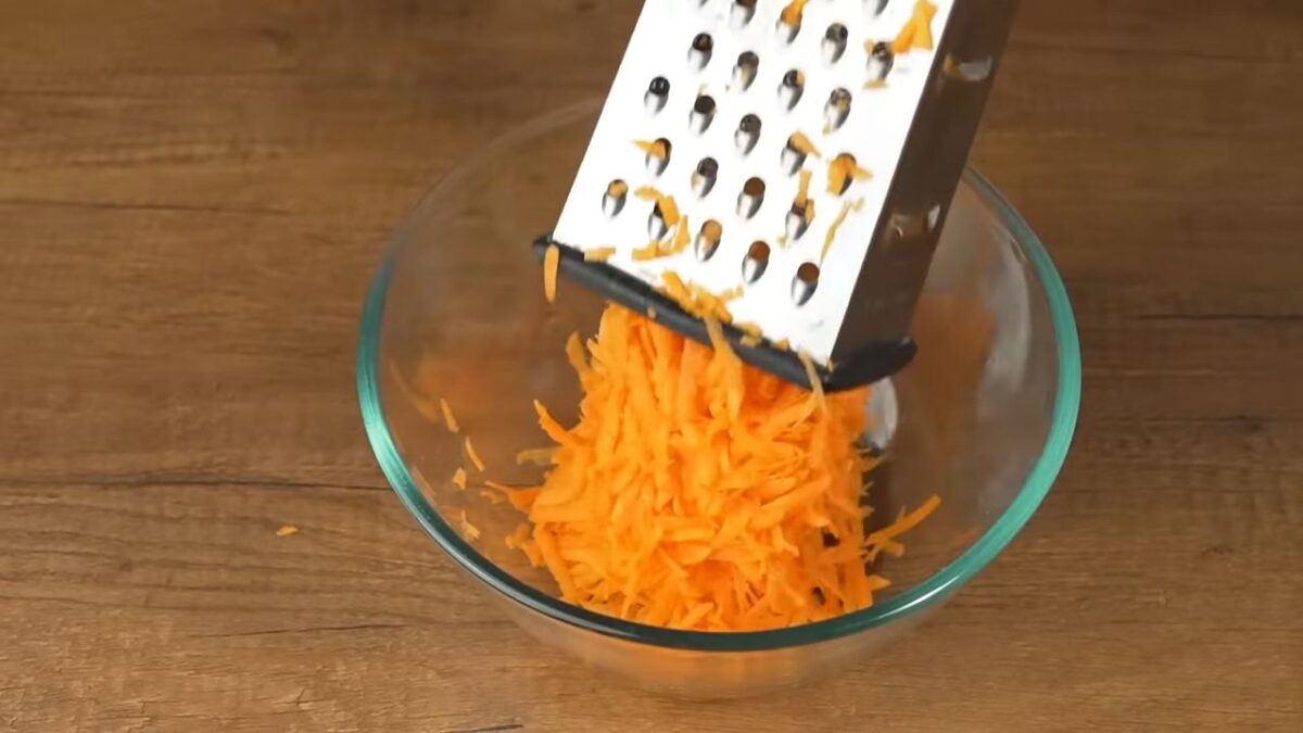 Морковь чистим и трем на крупной терке. Для салата понадобится 250 г морковки. 