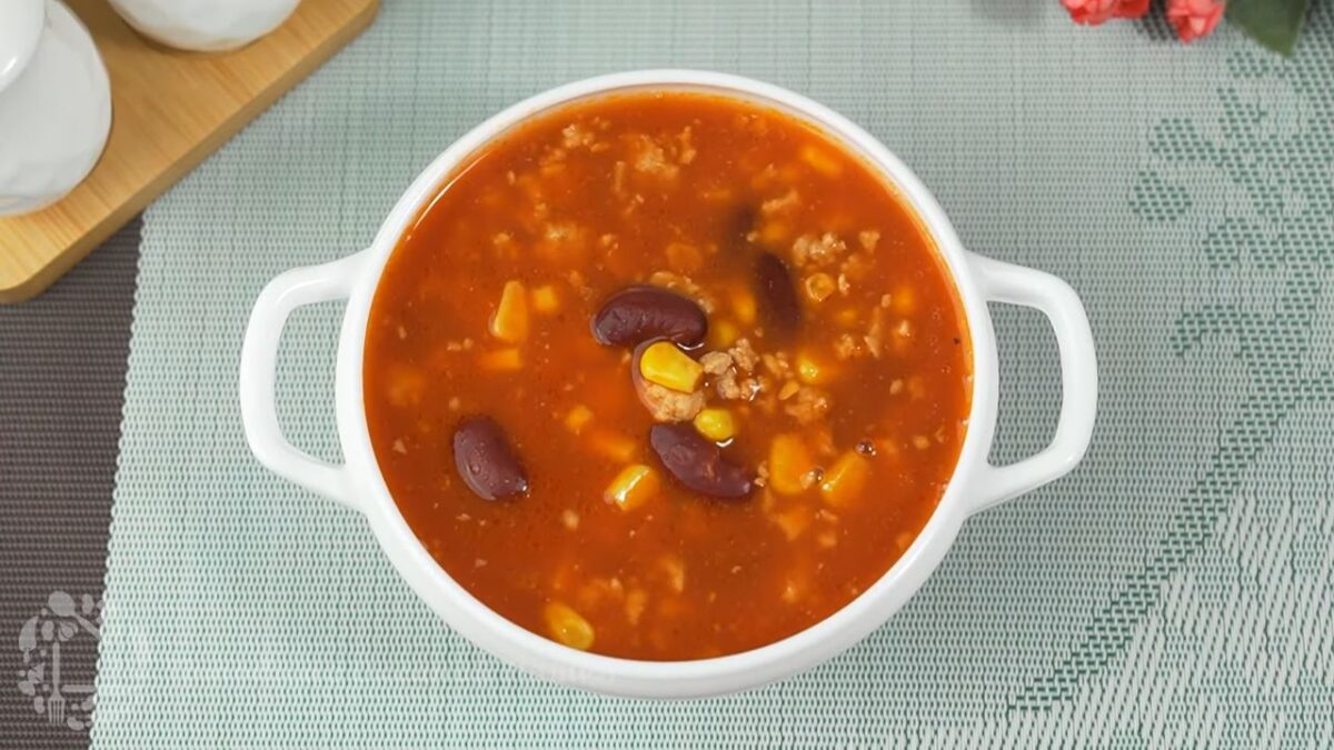 Суп по-мексикански получился очень вкусным и сытным, а на приготовление уходит совсем немного времени. Такой суп прекрасно разнообразит ежедневное меню.